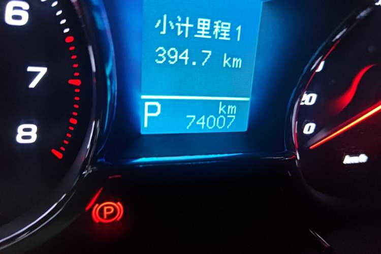 Used Chevrolet Captiva 2015 2.4L Two-Wheel Drive Urban Version 7 Seats Odometer Close Up