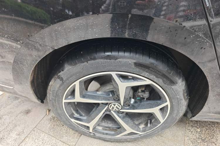 Used Volkswagen Passat 2025 Outstanding Model 330TSI Starry Elite Edition Right Rear Wheel Hub