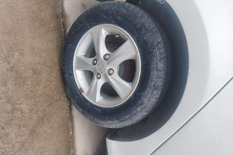 Used Hyundai Verna (older generation) 2014 1.4L Automatic Smart GLS Right Rear Wheel Hub