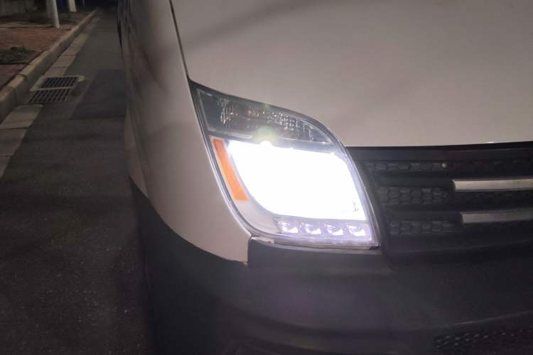 Used SAIC MAXUS Xintu V80 2014 2.5T Aotuntong Short Wheelbase Mid-Roof Model