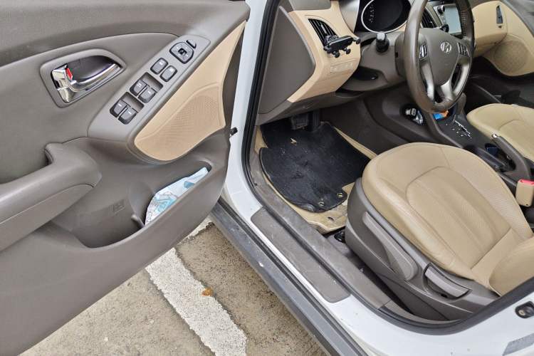 Used Hyundai ix35 2012 2.0L Automatic Two-Wheel Drive Elite Edition GLS Driver Seat