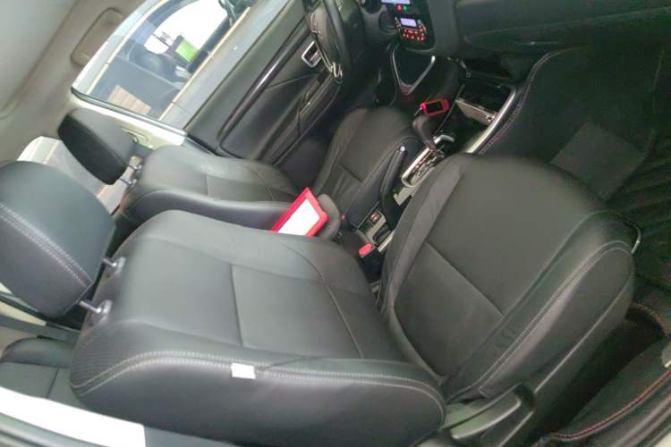 Used Mitsubishi Outlander 2018 2.0L Two-Wheel Drive Glory Edition 5 Seats Right Front Seat