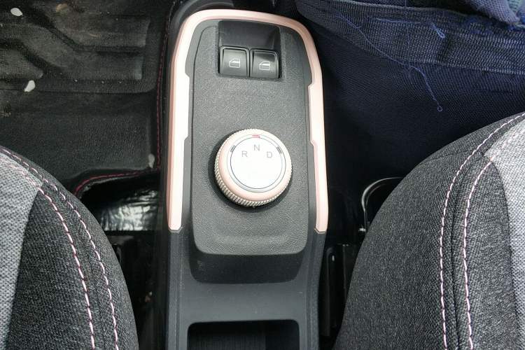 Used Chery QQ Ice Cream 2022 170km Sundae Phosphate Lithium-Ion Gear Lever