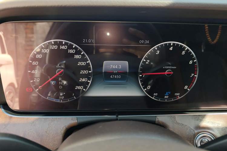 Used Mercedes-Benz E-Class 2018 Facelift E 300 L Luxury Edition Odometer Close Up