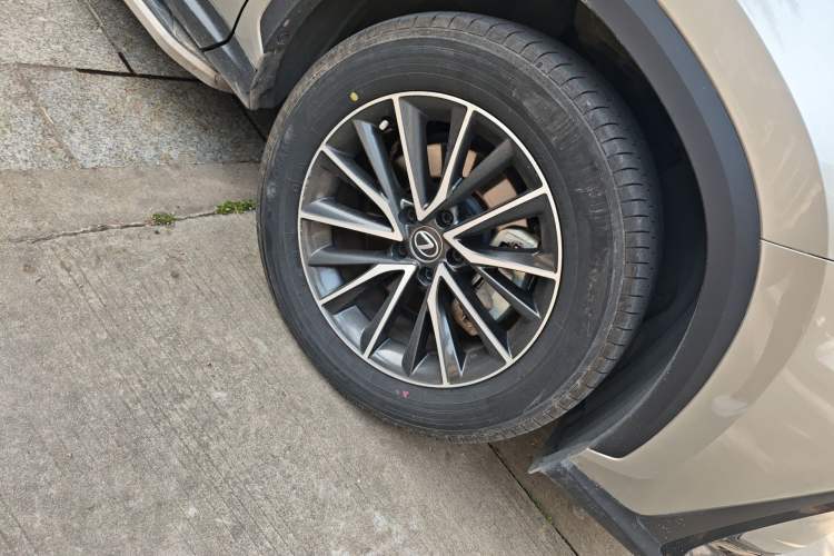 Used Lexus NX 2022 350h Front-Wheel-Drive Innovation Edition Right Front Wheel Hub