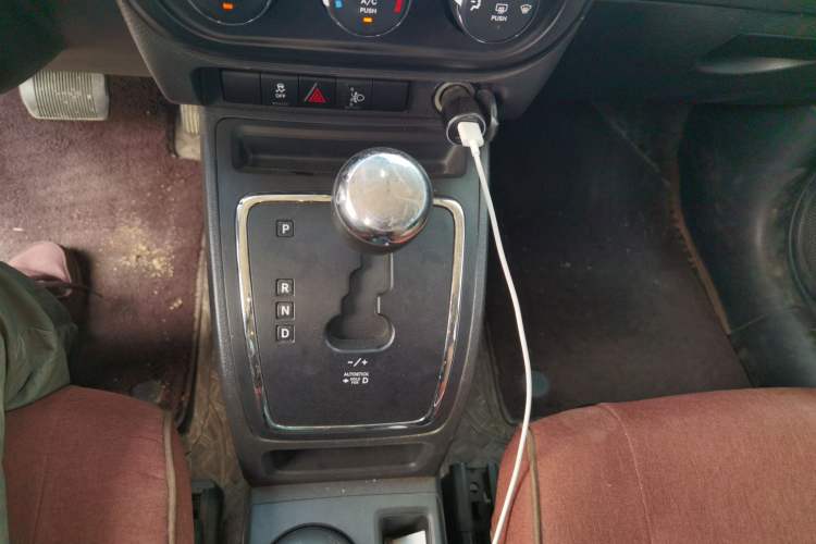 Used Jeep Compass 2013 2.0L two-wheel drive sport version
