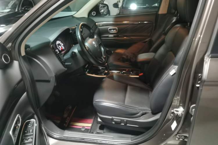 Used Mitsubishi Outlander 2019 2.0L Two-Wheel Drive Comfort Edition 5 Seats China VI Standard
