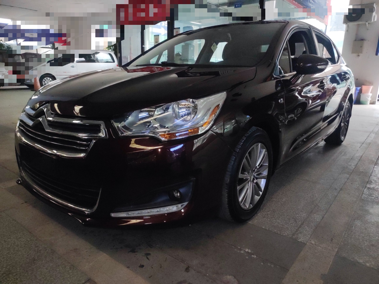 تحت مقدمة السيارة