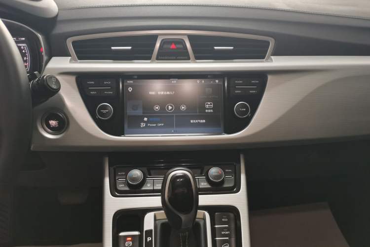 Used Geely Auto Emgrand X7 Sport 2016 1.8TD Automatic Smart Connectivity Version Audio And AC Panel