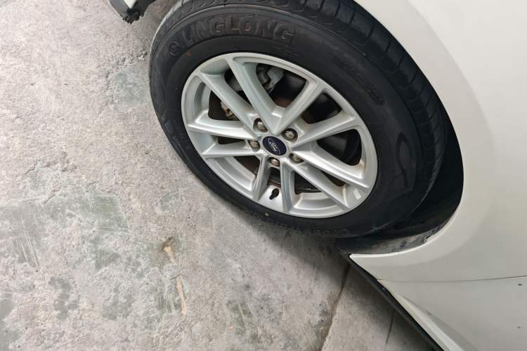 Used Ford Focus 2015 Sedan EcoBoost 180 Automatic Elite Model Left Front Wheel Hub