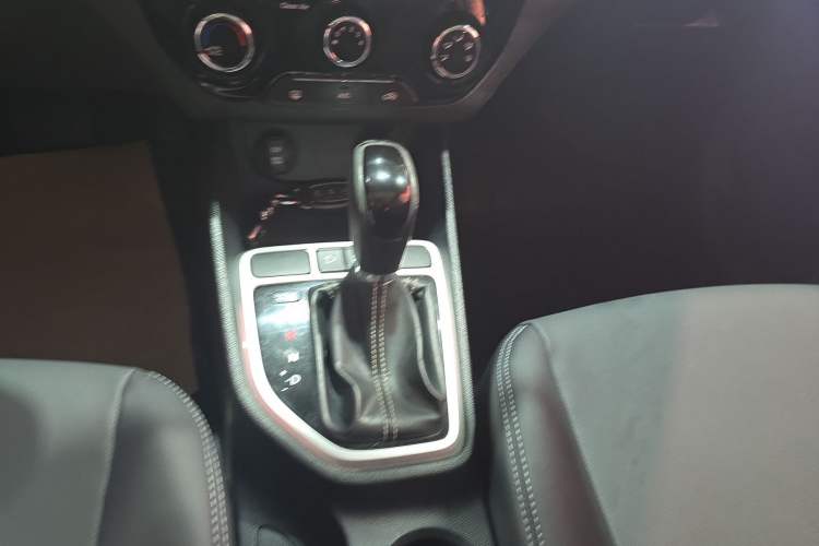 Used Hyundai ix25 2017 1.6L Automatic Smart Version Gear Lever