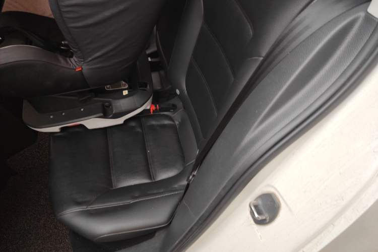 Used Volkswagen Sagitar 2014 1.6L Automatic Comfort Model Interior 4