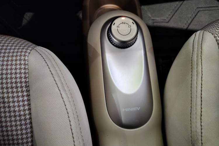 Used Wuling Hongguang MINIEV 2025 Four-Door Version Advanced Edition Gear Lever