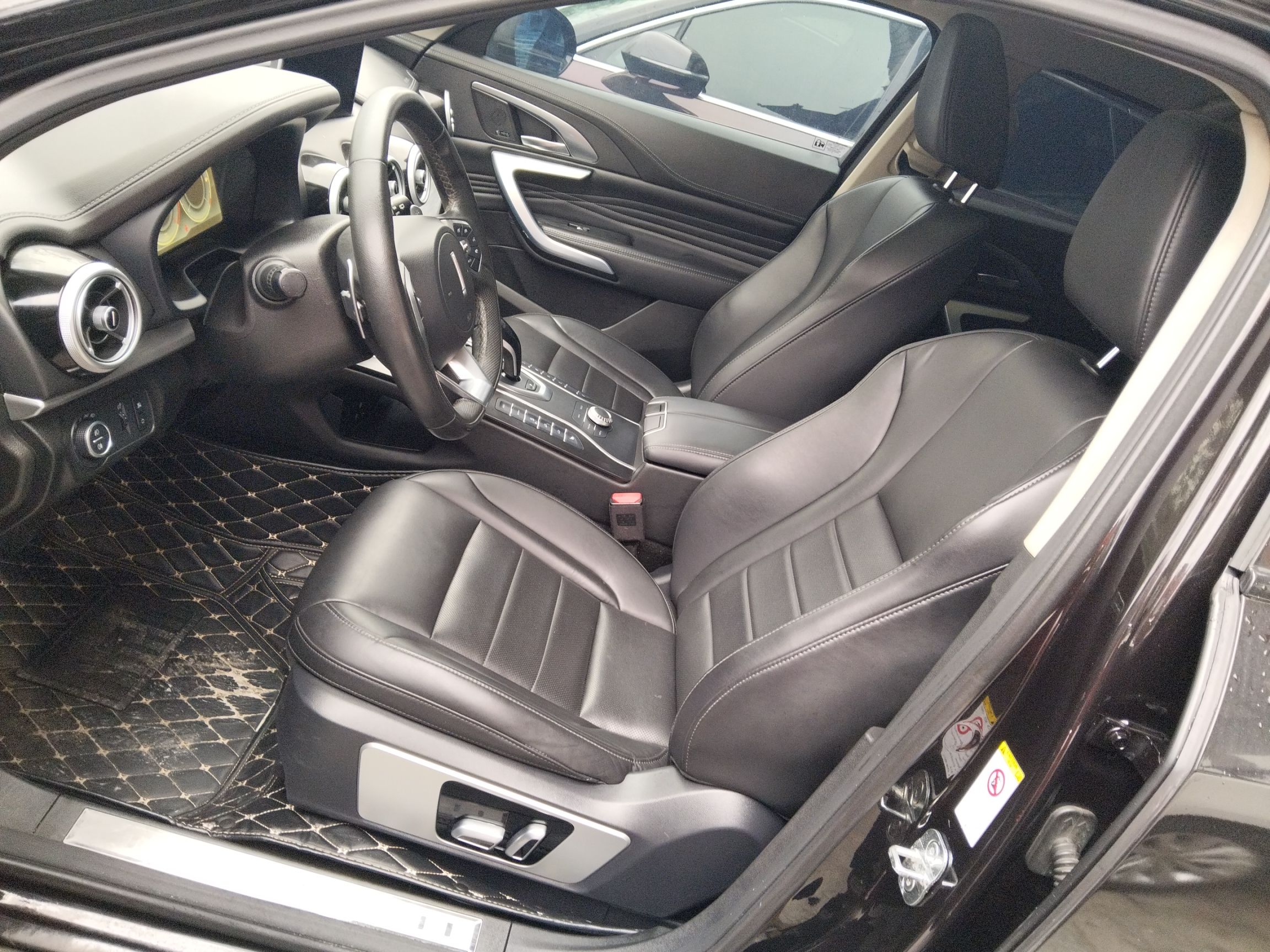 Переднее сиденье в автомобиле