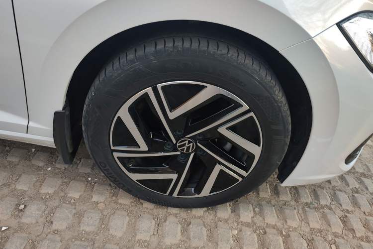 Used Volkswagen Sagitar 2023 280TSI DSG Excellence Plus Edition Right Front Wheel Hub