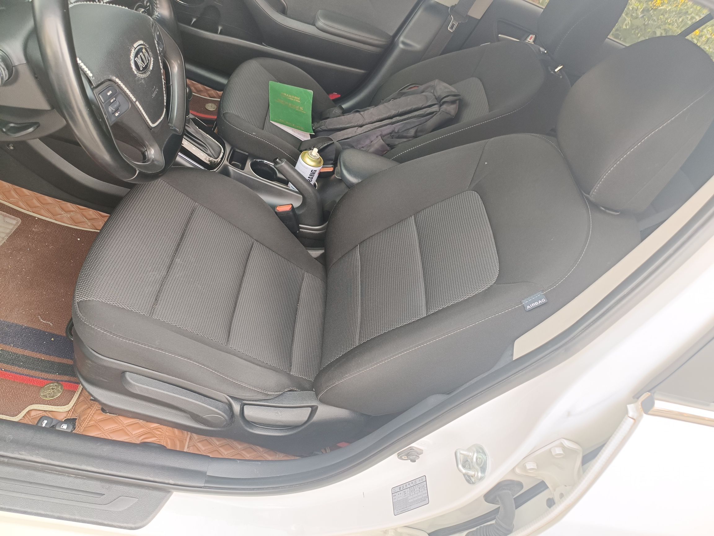 المقاعد الأمامية داخل السيارة