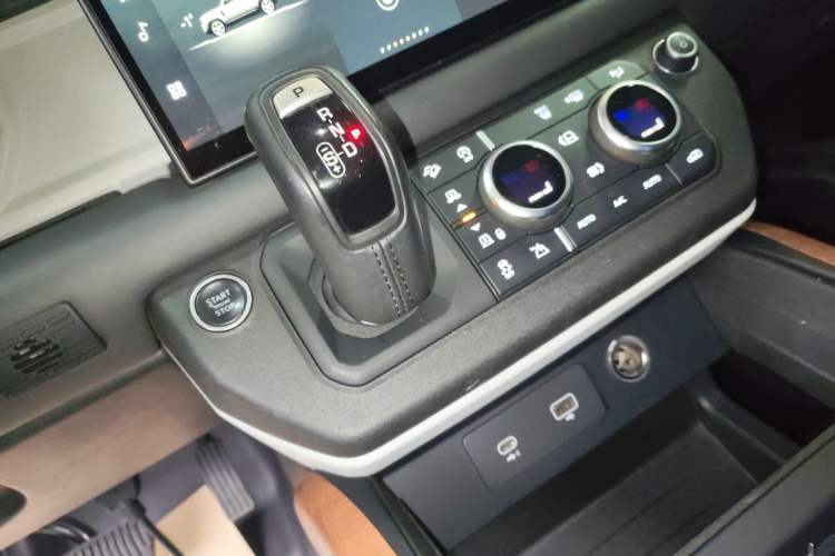 Used Land Rover Defender 2023 110 3.0T P400 X-DYNAMIC HSE Gear Lever