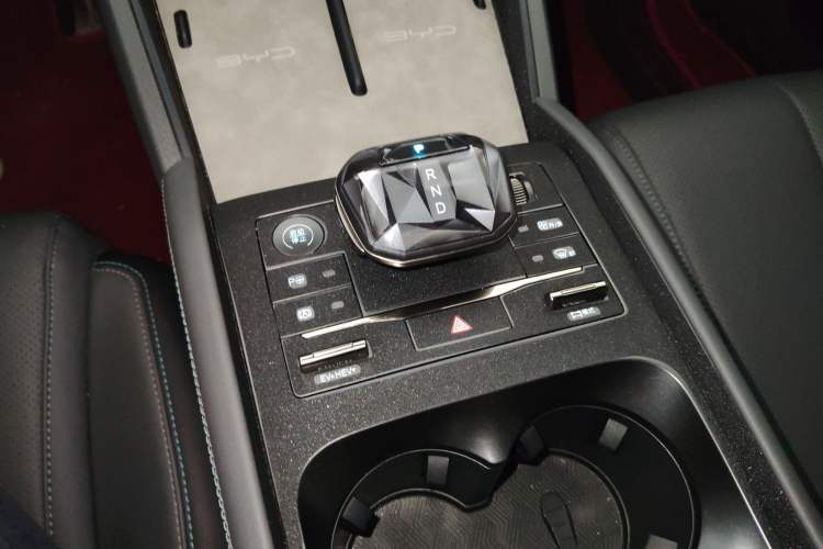 Used BYD Qin L 2025 DM-i Smart Drive 80KM Leading Model Gear Lever
