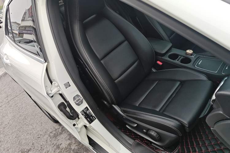 Used Mercedes-Benz GLA 2018 GLA 200 Sport Edition Right Front Seat