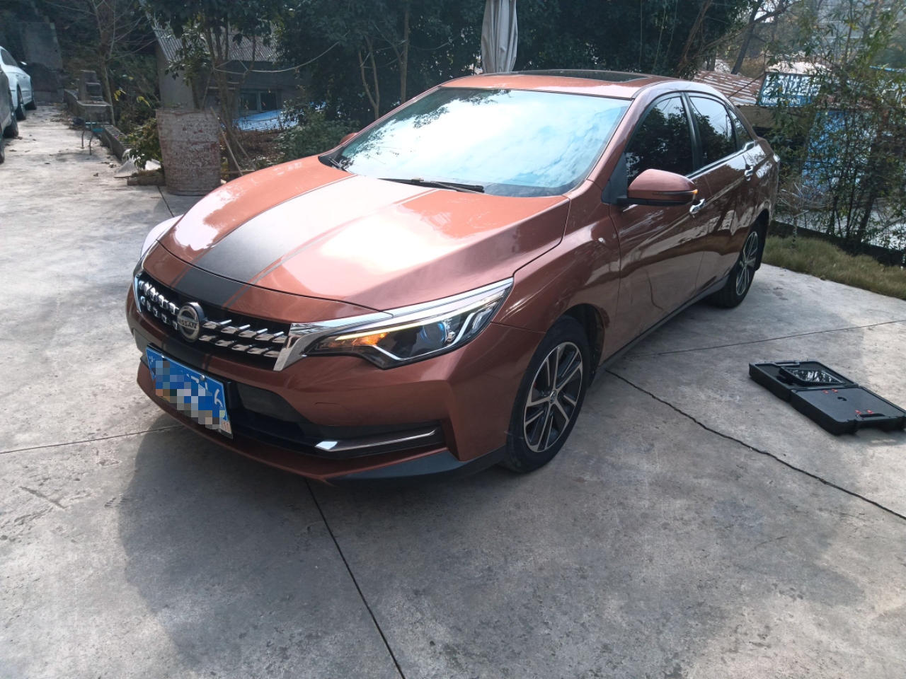 تحت مقدمة السيارة