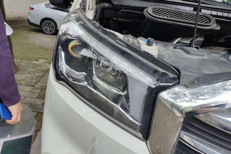 Used SAIC MAXUS Xintu V90 2021 2.0T Manual Zhiyun King Rear-Drive Single-Tire Long Wheelbase High-Roof 7-Seater Right Front Headlight