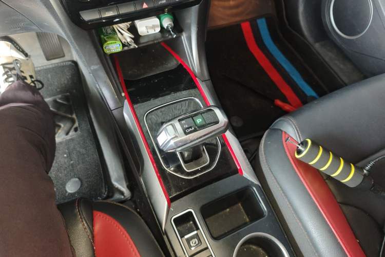 Used Haval H2 2018 Blue-Label 1.5T Dual-Clutch Two-Wheel-Drive Luxury Model Gear Lever