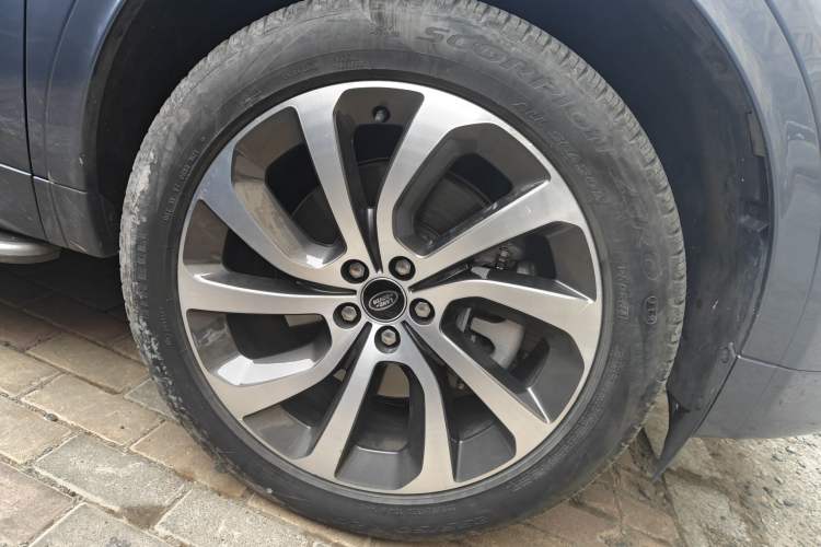 Used Land Rover Discovery Sport 2021 249 PS R-Dynamic S Performance Edition Right Front Wheel Hub