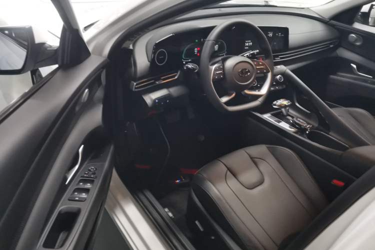 Used Hyundai Elantra 2023 1.5L CVT LUX Prestige Edition
