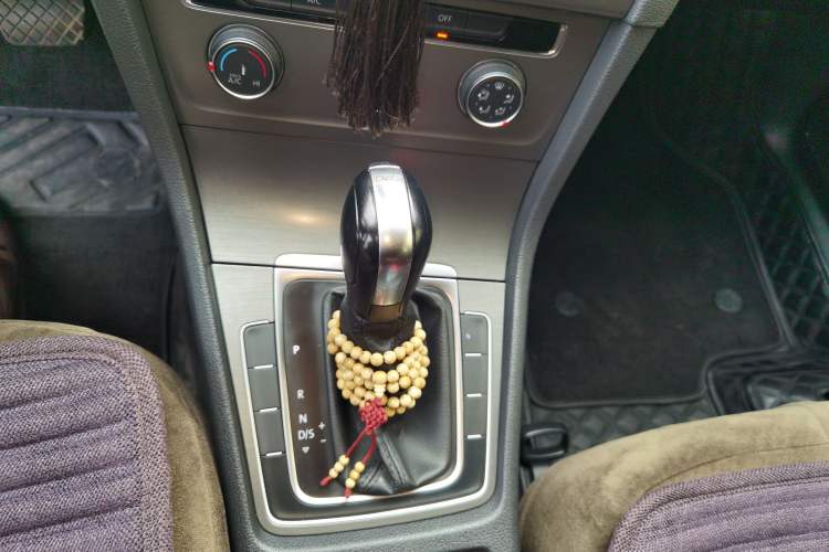 Used Volkswagen Golf 2016 230TSI Automatic Comfort Version Gear Lever