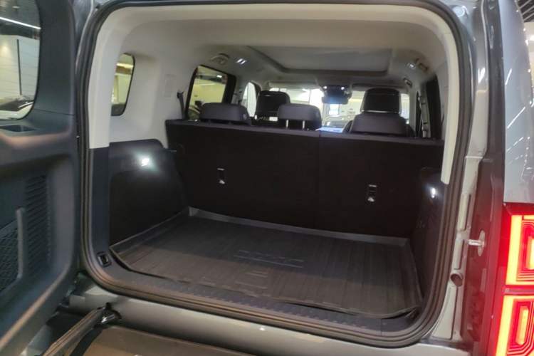 Used Formula Leopard 5 2023 Navigator Edition Trunk