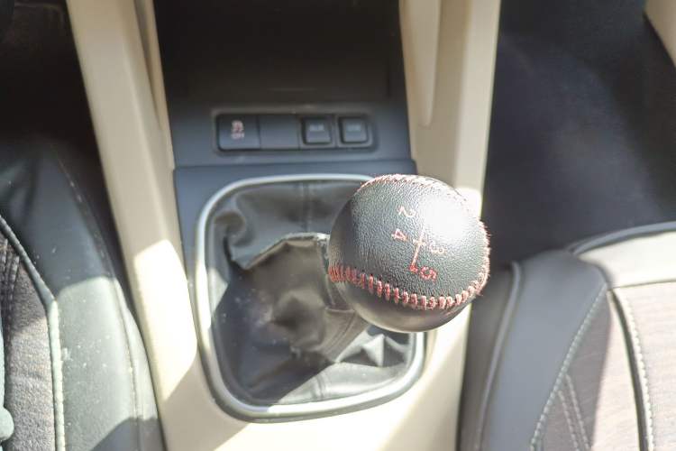 Used Volkswagen Sagitar 2011 1.6L Manual Fashion Edition Gear Lever