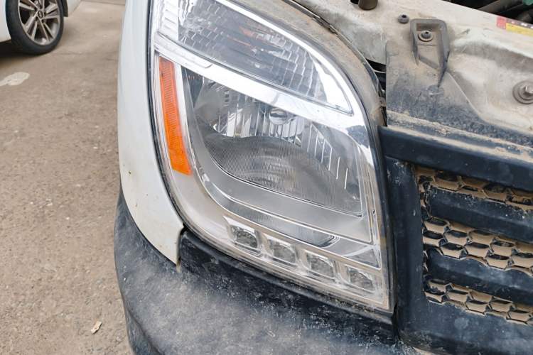 Used SAIC MAXUS Xintu V80 2019 2.5T Classic AMT Aoyuntong Facelifted Short-Wheelbase Mid-Roof 5/6-Seater