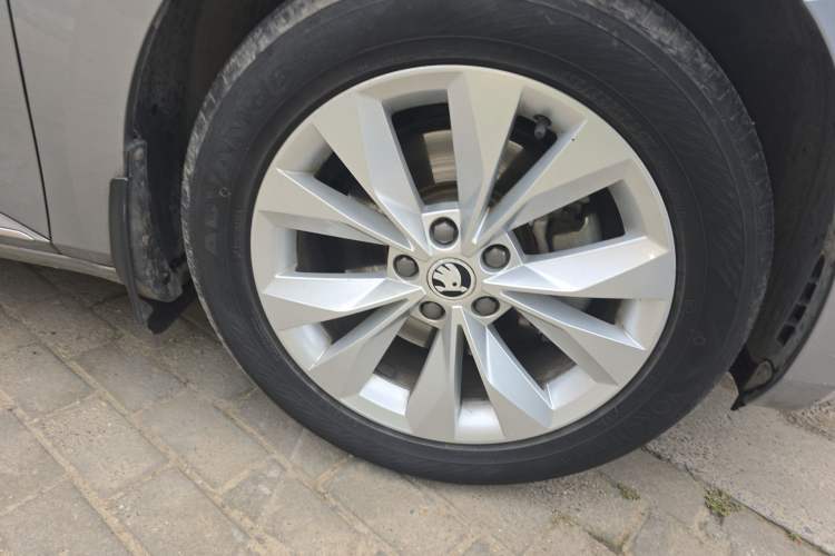 Used Skoda Superb 2018 TSI280 DSG Comfort Edition China V Standard Right Front Wheel Hub