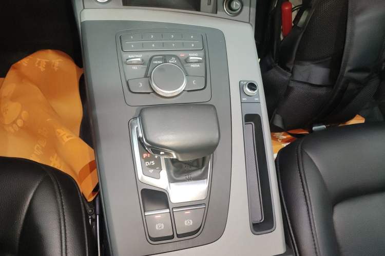 Used Audi Q5L 2018 40 TFSI Prestige Edition China V Gear Lever
