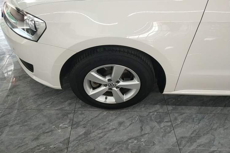 Used Volkswagen Lavida 2013 Revised Classic 1.6L Automatic Fashion Edition Left Front Wheel Hub