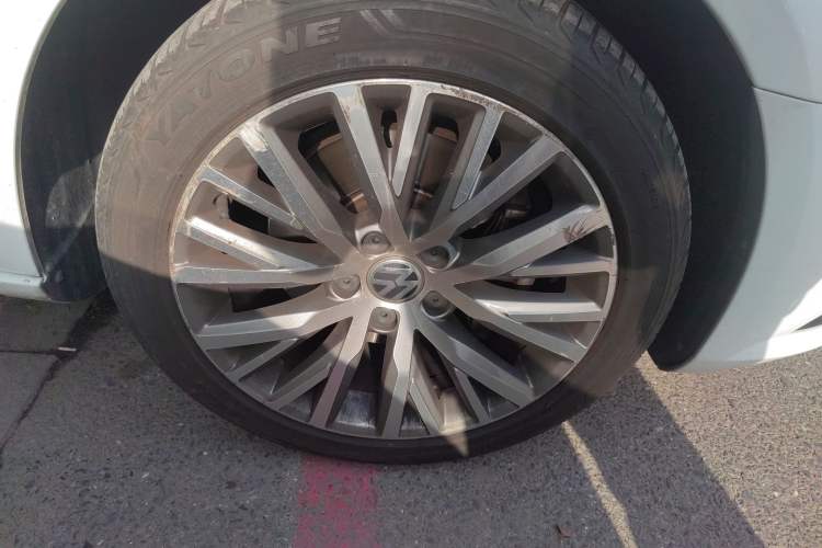 Used Volkswagen FAW-Volkswagen CC 2016 1.8TSI Luxury Model Right Front Wheel Hub