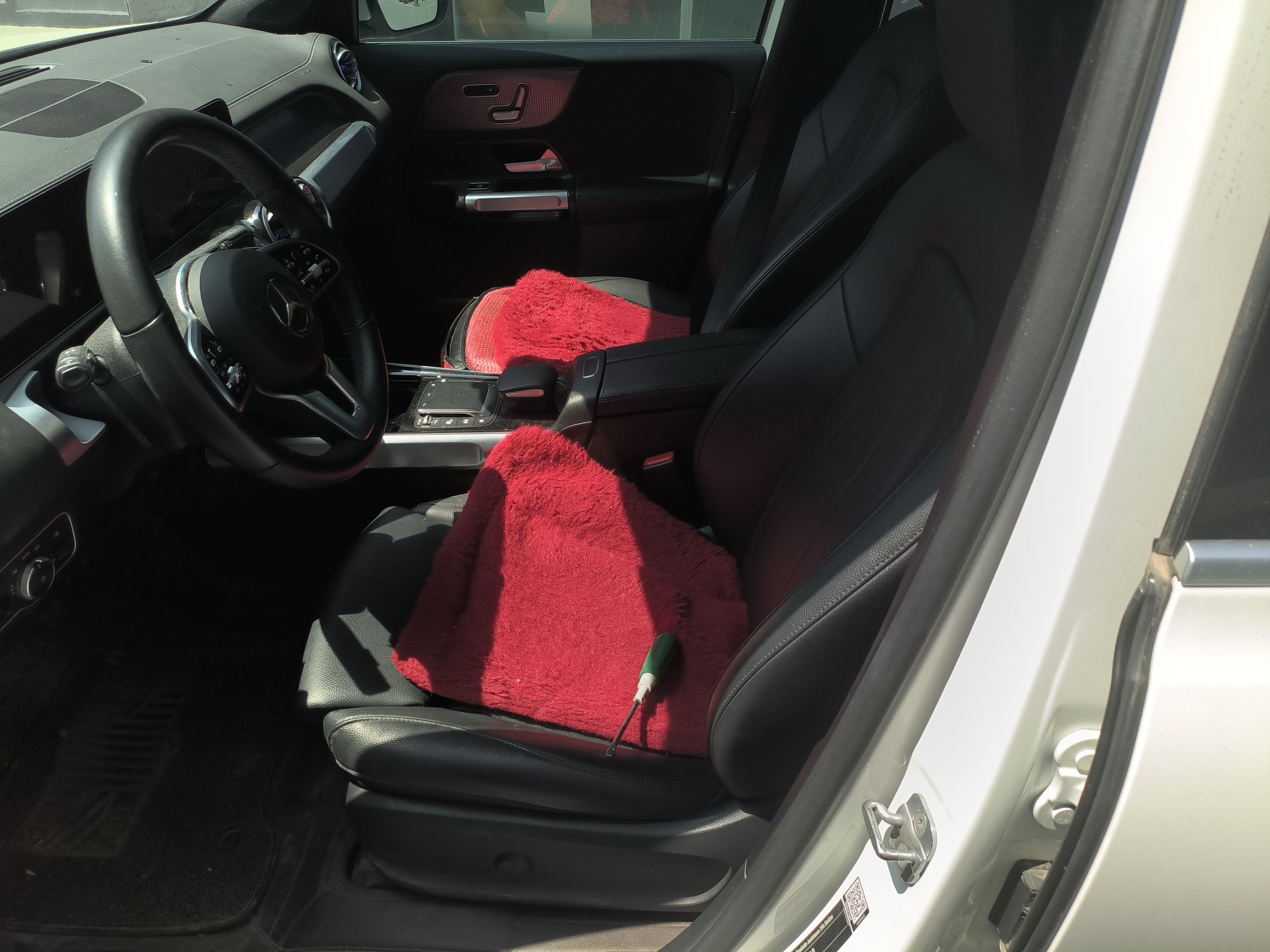 المقاعد الأمامية داخل السيارة