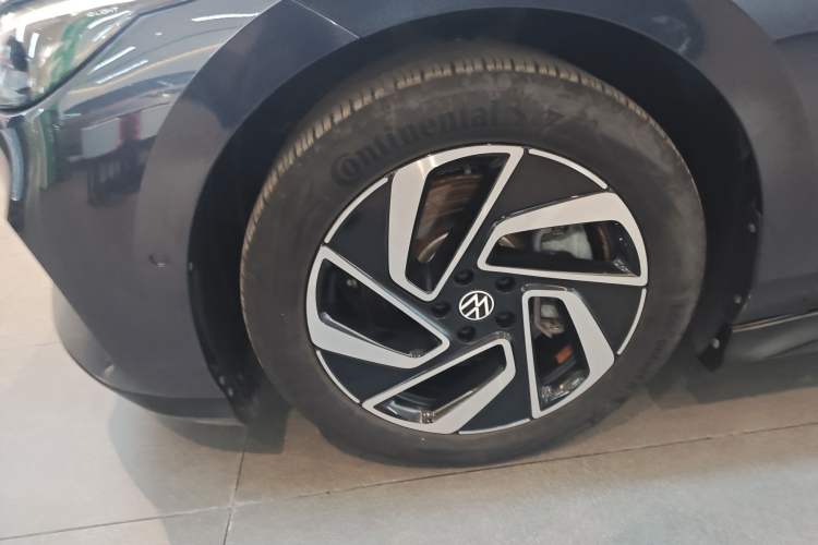 Used Volkswagen ID.7 VIZZION 2024 First Edition Left Front Wheel Hub