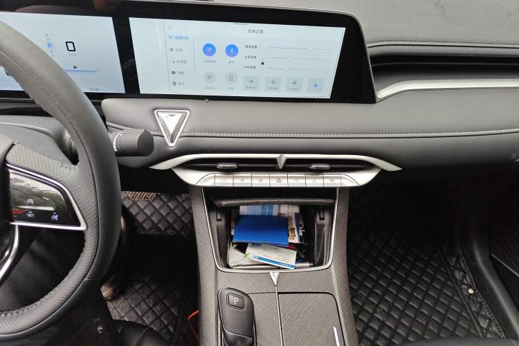 Used Venucia V 2022 260T Black Horse Edition · Idol
