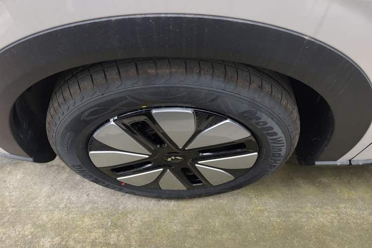 Used Wuling Bingo S 2025 Model 325km Deluxe Edition Left Front Wheel Hub