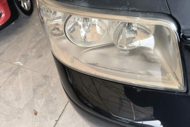 Used Volkswagen Multivan 2008 3.2L Right Front Headlight