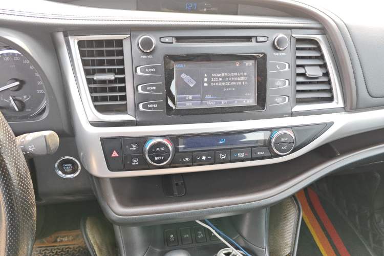 Used Toyota Highlander 2018 2.0T Four-Wheel Drive Luxury Version 7 Seats China VI Standard Audio And AC Panel