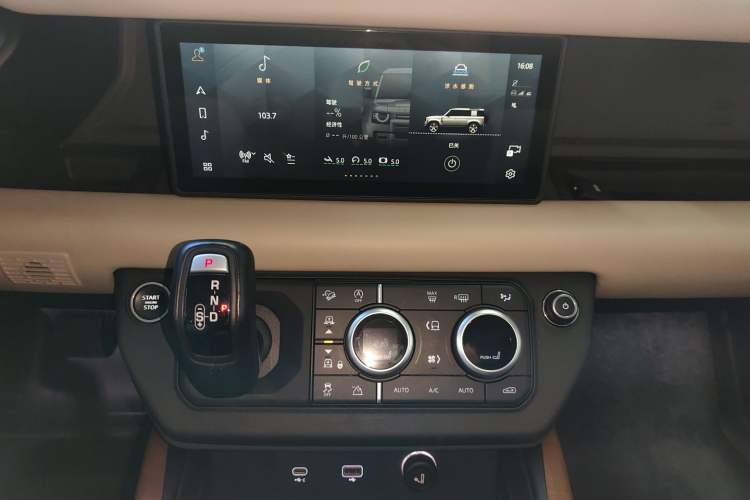 Used Land Rover Defender 2021 110 P400 X-DYNAMIC HSE Audio And AC Panel