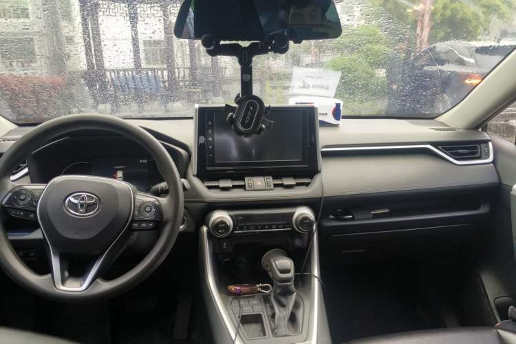 Used Toyota RAV4 2020 2.0L CVT Two-Wheel Drive Fashion Edition Center Console