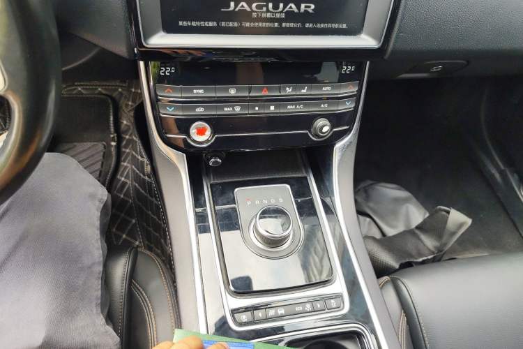 Used Jaguar XEL 2019 2.0T 200 PS Deluxe Edition Gear Lever