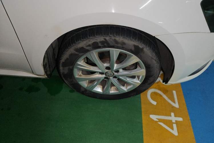 Used Volkswagen Lavida 2017 1.6L Automatic Comfort Edition Right Front Wheel Hub