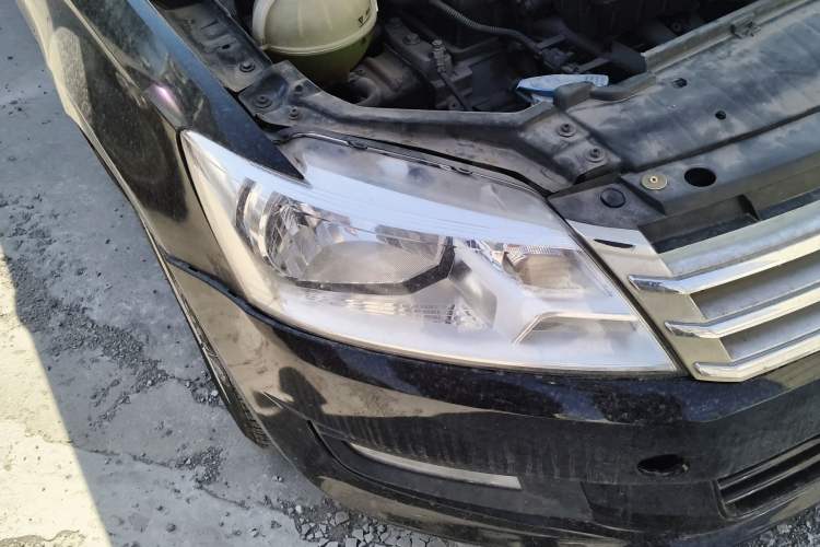 Used Volkswagen Santana 2015 1.6L Automatic Comfort Edition Right Front Headlight