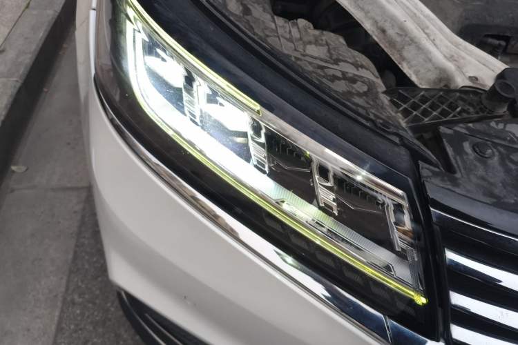 Used Roewe RX5 New Energy 2017 eRX5 50T Hybrid Connected Prestige Flagship Edition Right Front Headlight
