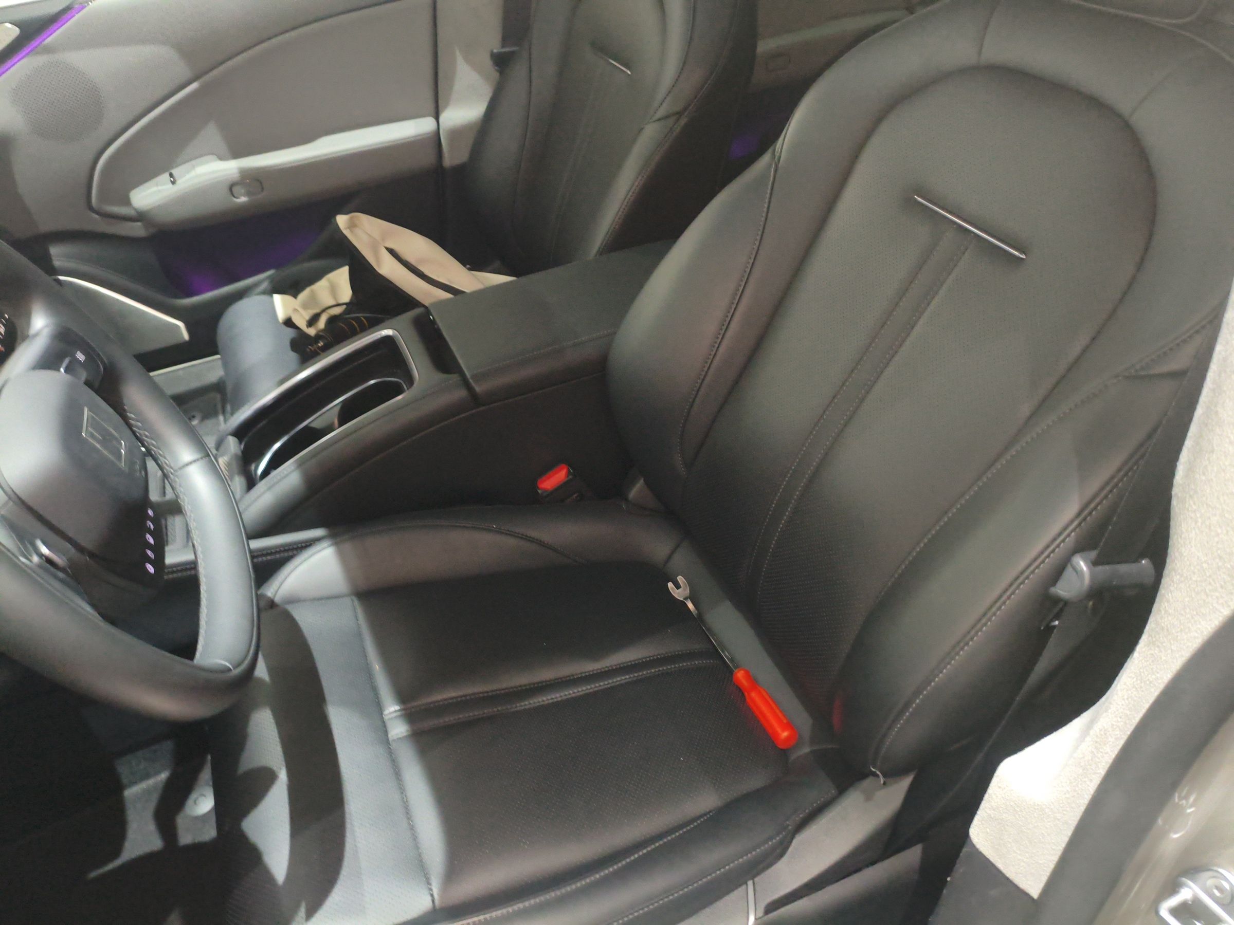 المقاعد الأمامية داخل السيارة