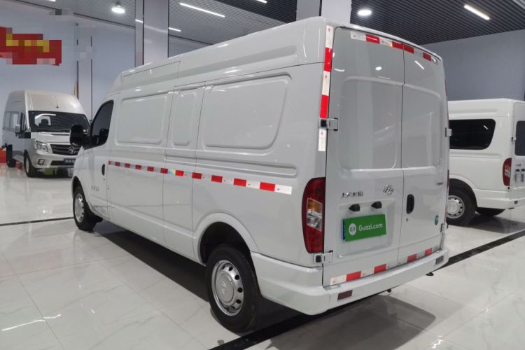 Used SAIC MAXUS Xintu V80 2025 Value Edition City Distribution King 2.0T Manual Long Wheelbase Mid-Roof 127 Ps 3 Seats